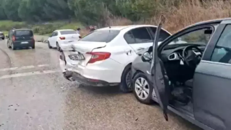 Bursa Otobanında Zincirleme Trafik Kazası: 4 Araç Birbirine Girdi