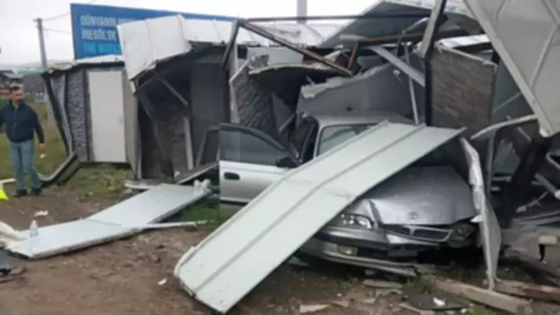 Bursa'da İki Araç Çarpıştı: Prefabrik Yapı Yıkıldı, Şans Eseri Yaralanma Yok