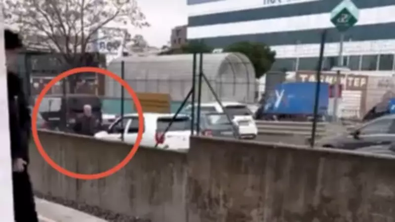 Bursa'da Trafikte Yaşanan Akılalmaz Olay: Yaşlı Adam Araçların Arasında Yürüdü