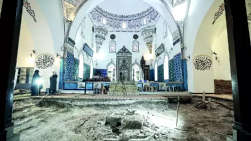 Bursa'daki Tarihi Camide Restorasyon Sırasında Sekizgen Havuz Keşfedildi