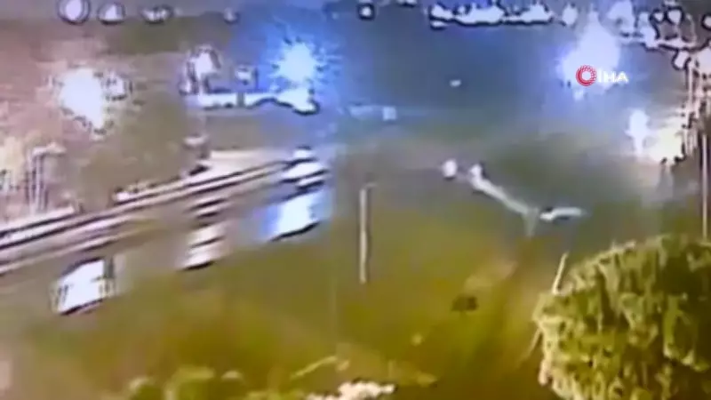 Büyükçekmece'de 8 Ton Hamsi Taşıyan Kamyon Takla Attı: Kaza Anı Kameralara Yansıdı