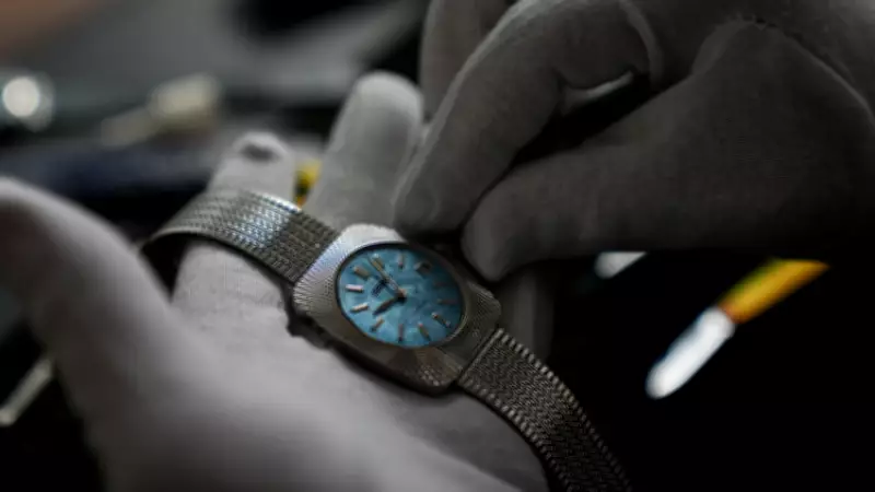 Cerrahın El Becerisi Sırrı: Ameliyata Saat Tamir Ederek Hazırlanıyor