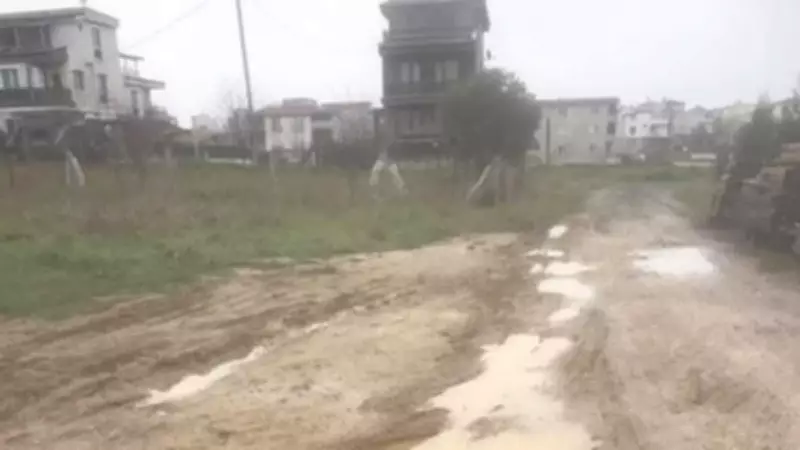 CHP'li Belediyeye Çamur Tepkisi: Mahalle Sakinleri Yoldan Geçemiyor