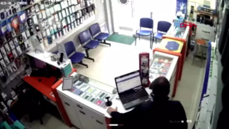 Denizli'de 5.1 Büyüklüğündeki Deprem Anı Güvenlik Kameralarına Yansıdı