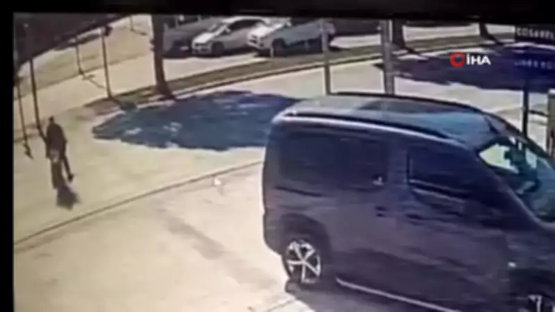 Denizli'de Kırmızı Işıkta Geçen Motosiklet Sürücüsü Ekmek Kamyonetiyle Çarpışarak Hayatını Kaybetti