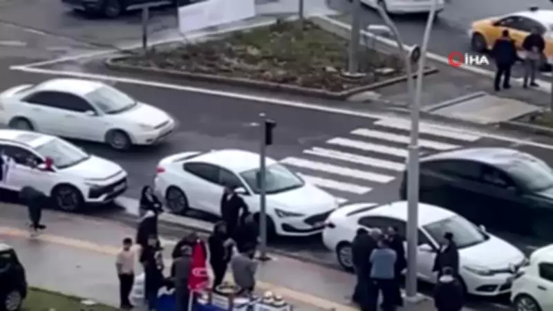 Diyarbakır'da Bıçaklı Kavga Kamerada: Genç Kız Sakinleştirmeye Çalışırken Bayıldı