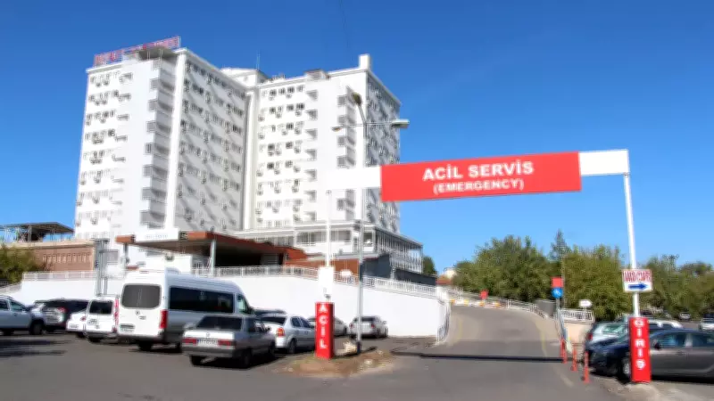 Diyarbakır'da 'Dur' İhtarını Dinlemeyen Sürücü: Cinayet Şüphelisi Çıktı, 2 Polisi Yaraladı