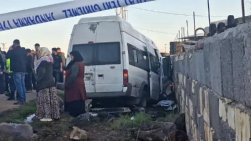 Diyarbakır'da İşçi Taşıyan Minibüs Duvarı Çarptı: 10 Kişi Yaralandı
