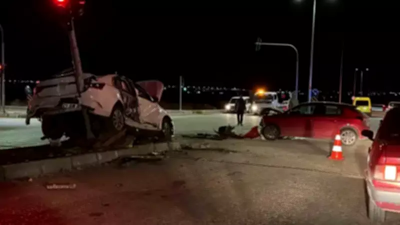 Diyarbakır'da İki Araç Çarpıştı: 3 Kişi Hafif Yaralandı