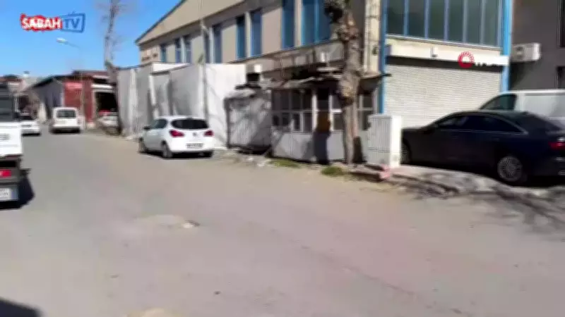 Diyarbakır'da İki Hafif Ticari Araç Çarpıştı: Kontrolden Çıkan Araç İş Yerine Daldı