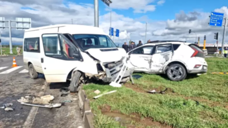 Diyarbakır'da Öğrenci Servisi ile Otomobil Çarpıştı: 13 Kişi Yaralandı