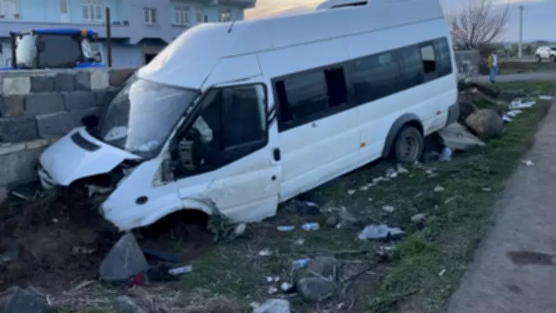 Diyarbakır'da Servis Minibüsü Bahçe Duvarına Çarptı: 10 Kişi Yaralandı