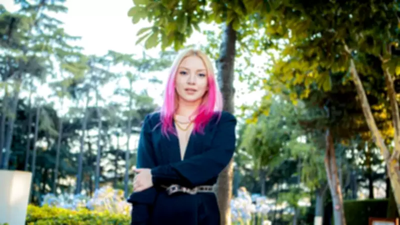 Ece Seçkin, Seda Sayan'ın 'Ah Geceler' Şarkısını Konserde Seslendirdi!