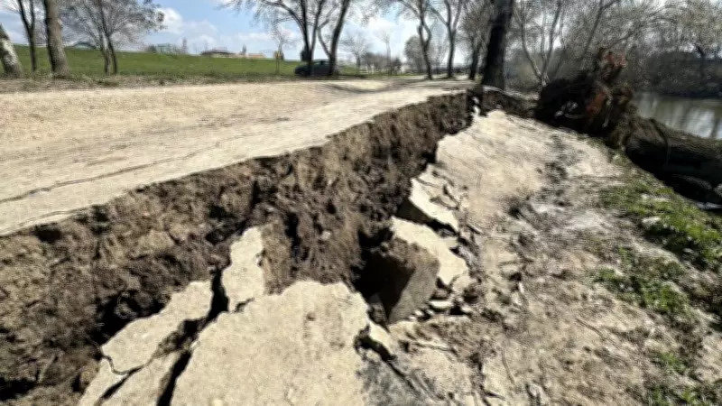 Edirne'de Tunca Nehri Kıyısında Oluşan Çatlak ve Göçükler Endişe Yarattı