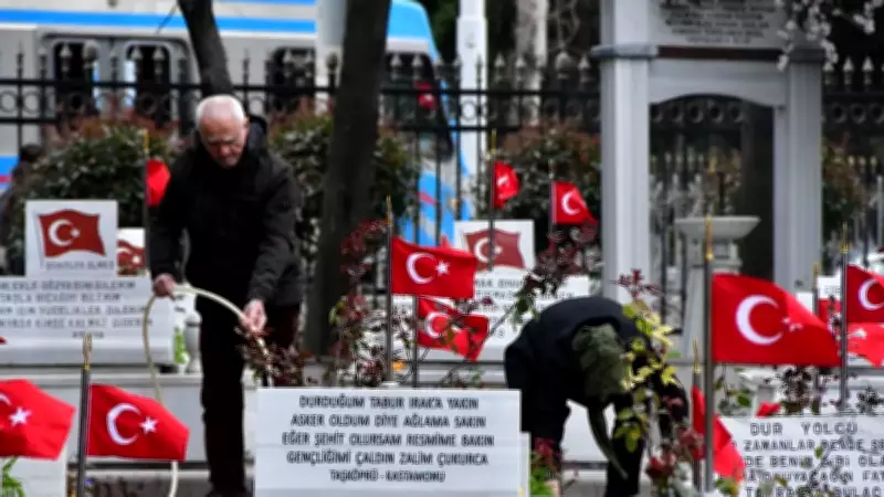 Edirnekapı Şehitliği'nde Ramazan Bayramı Hüznü: Şehit Ailelerinin Buruk Ziyareti