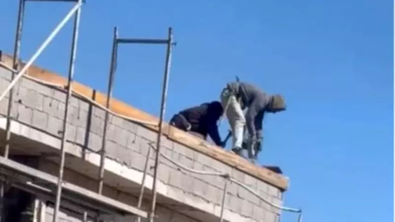 Elazığ'da İşçilerin Çatıdaki Tehlikeli Çalışması Kameralara Yansıdı