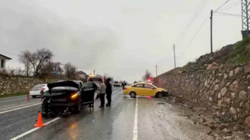 Elazığ'da Trafik Kazası: İki Araç Çarpıştı, 2 Yaralı