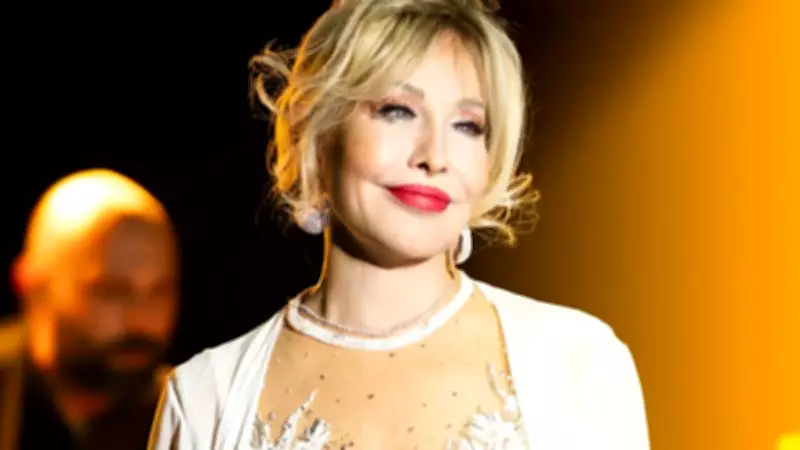 Emel Sayın'ın Nostaljik Fotoğrafı Sosyal Medyayı Salladı: 'Zarafetin Adresi'