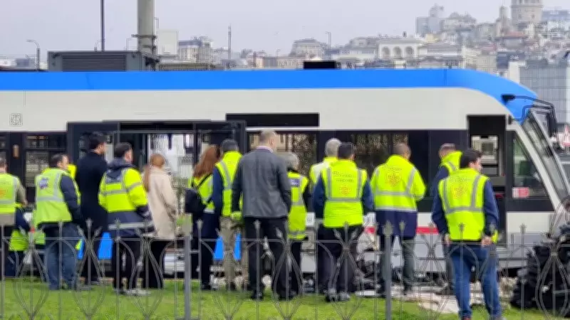 Eminönü'nde Tramvay Raydan Çıktı: Panik Anları Yaşandı, Seferler Aksadı