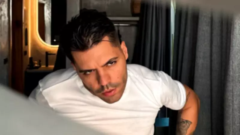 Emir Can İğrek, 5 Yaşındaki Hayranıyla Sahneye Çıktı: Tırnağın Kırılmasın Düeti