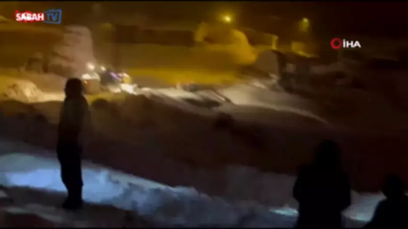 Erzincan'da Kar Altında Hayat Mücadelesi: Köy Yolu Açılarak Hasta Hastaneye Ulaştırıldı