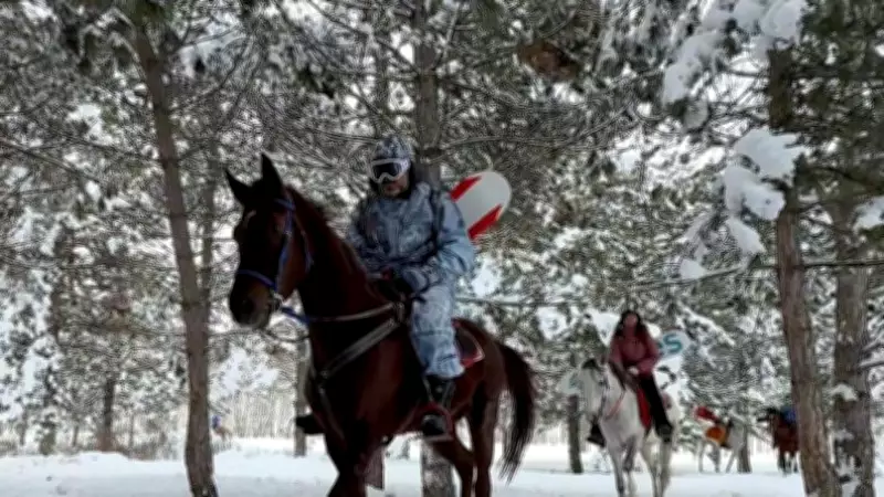 Erzincan'da Karlı Arazide Atlarla Safari ve Snowboard Heyecanı