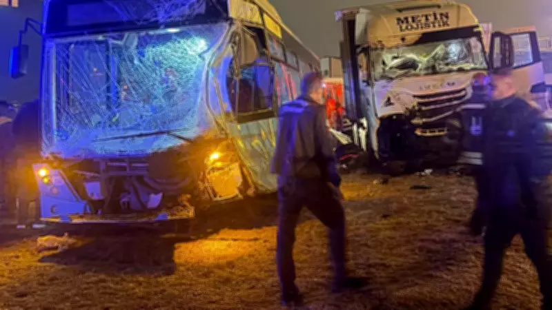 Erzurum'da Korkunç TIR-Otobüs Çarpışması: Şoför Yaralandı