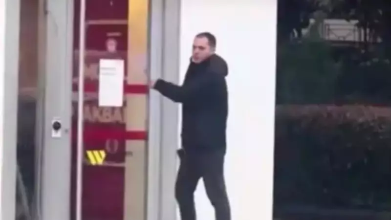 Eski Banka Çalışanı, Müdürü Bıçakla Rehin Aldı: Aşk Takıntısı İşten Çıkarma Nedeni