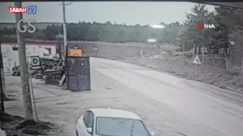 Eskişehir'de Kontrolden Çıkan Otomobil Yol Kenarına Savruldu: 3 Kişi Yaralandı