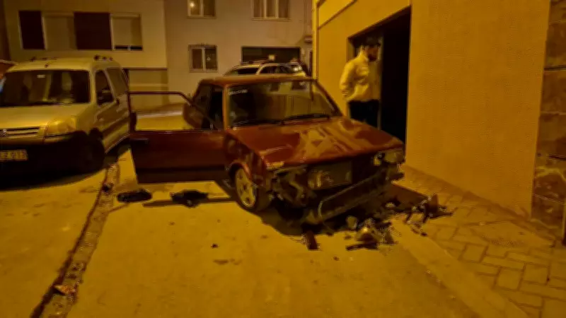 Eskişehir'de Sokak Ortasında Aracını Parçalayan Genç Gözaltına Alındı