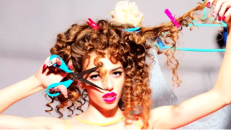 Evde Kıvırcık Saç Yapmanın Püf Noktaları ve Kolay Yöntemleri