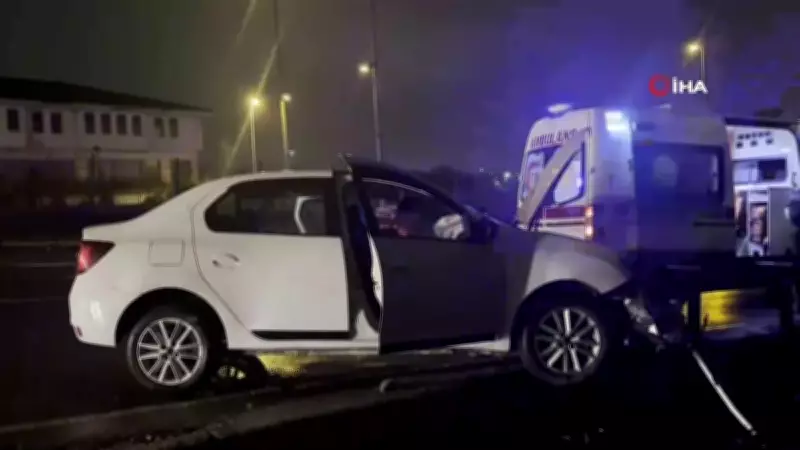 Eyüpsultan'da Trafik Kazası: Araç Bariyerlere Çarptı, 3 Kişi Yaralandı