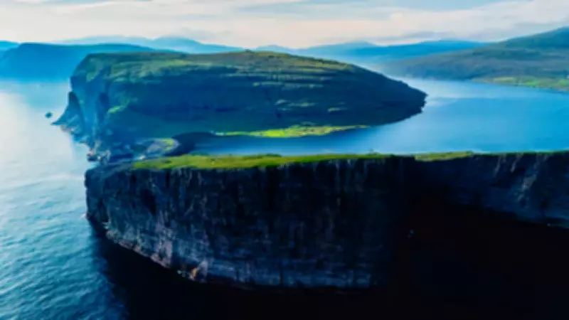 Faroe Adaları'ndaki Göl: Denizin Üzerinde Asılı Gibi Görünen Optik İllüzyon