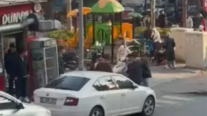 Fatih'te Bıçaklı Kavga: Mahalleli Sopayla Müdahale Etti