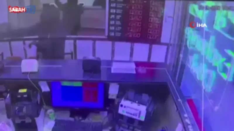 Fatih'te Silahlı Hırsız Döviz Bürosunu Soymaya Kalktı: Tüm Anlar Güvenlik Kamerasında