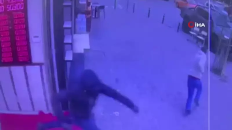 Fatih'te Silahlı Soygun Girişimi: Hırsız Güvenlik Kamerasına Yakalandı