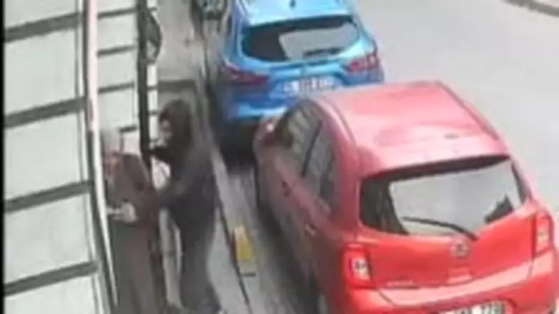 Fatih'te Sokakta Telefonu Çalınan Kadının Çaresizliği Kameralara Yansıdı