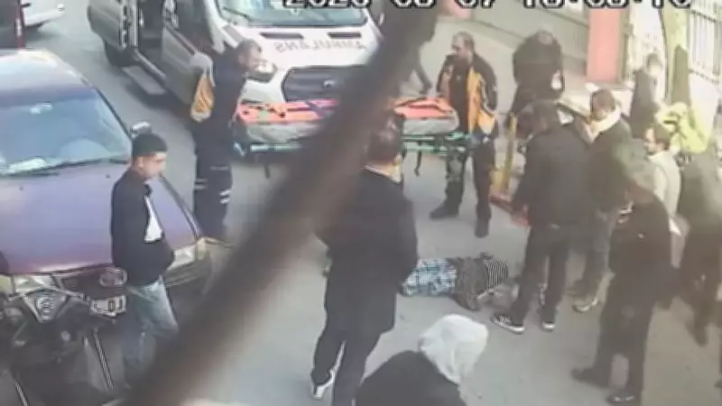 Fatih'te Yaşlı Kadın Geri Manevra Yapan Minibüsün Altında Kaldı: Dehşet Anları Kameralara Yansıdı