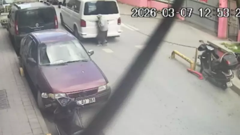 Fatih'te Yaya Geçidinde Minibüsün Altında Kalan Kadın Hastaneye Kaldırıldı