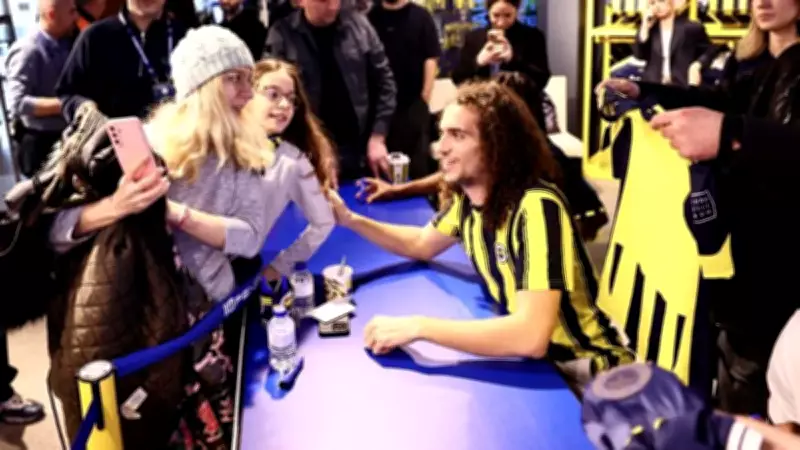 Fenerbahçeli Taraftarlar Yağmura Rağmen Kuyruk Oluşturdu, Üç Yıldız İmza Gününde Buluştu