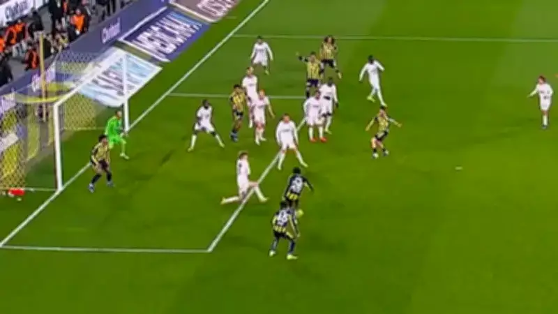 Fenerbahçe'nin Tartışmalı Zaferi: Samsunspor Maçında Ofsayt Polemiği