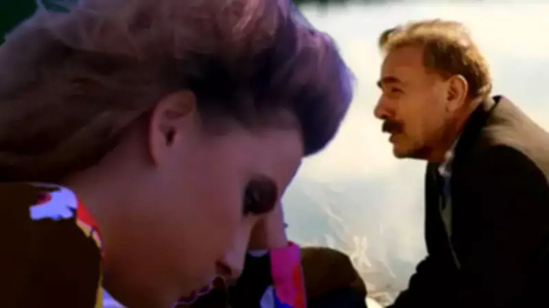 Ferdi Tayfur'un 'Emmioğlu' Klibindeki Gizli Yıldız: Medcezir'in Unutulmaz İsmi!