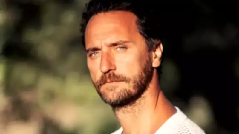 Fırat Çelik Yeniköy'de Gizemli Kız Arkadaşıyla Görüntülendi, Flaşlar Panik Yarattı