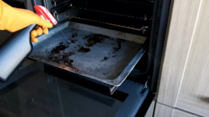 Fırın Tepsisindeki İnatçı Yağ Lekelerine Kesin Çözüm: Saniyeler İçinde Temizlik