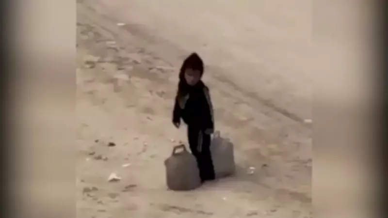 Gazze'deki Çocuğun Su Taşıma Mücadelesi Yürekleri Dağladı