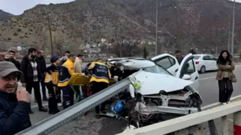 Gümüşhane'de Korkunç Kaza: Aile Otomobili Korkuluklara Çarptı, 3 Yaralı