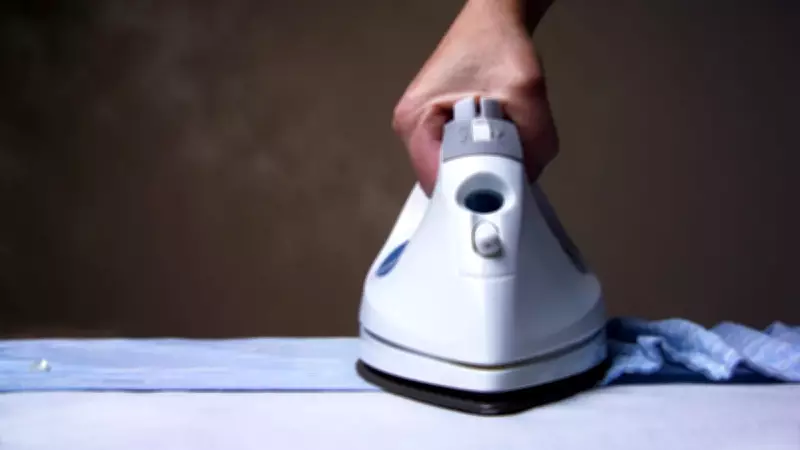 Gömlek Ütülemenin Jilet Gibi Sonuç Veren Sırrı ve Pratik İpuçları