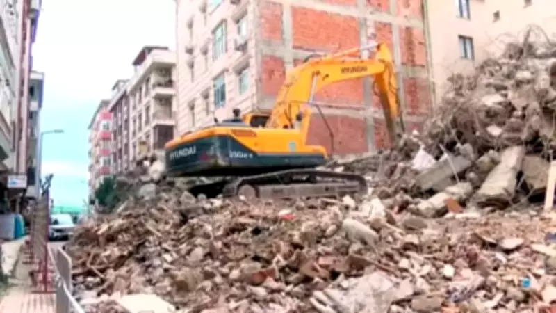 Güngören'de Yıkım Sırasında Hasar Gören Bina Tahliye Edildi, Sakinler Otellere Yerleştirildi