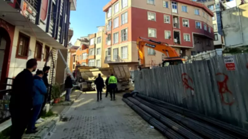 Hafriyat Kamyonu Şoförü El Freni Unutunca Apartman Boşluğuna Düşerek Hayatını Kaybetti