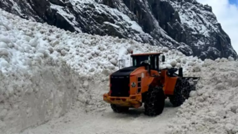 Hakkari'de Çığ Düştü: Yüksekova-Dağlıca Kara Yolu Kapandı